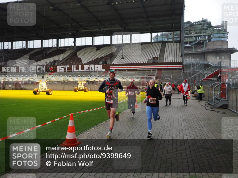 07.12.2025 - St. Pauli X-Mass-Run No. 15 Fabian Wolf http://msf.ph/oto/9399649 07.12.2025 11:01:58 Ziel 837, 838, 842, 851, 1067, 1637, 1640, 2576 meine-sportfotos.de