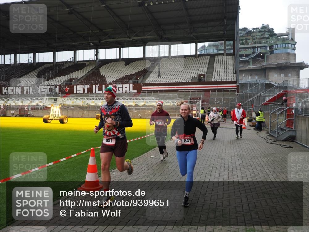 07.12.2025 - St. Pauli X-Mass-Run No. 15 Fabian Wolf http://msf.ph/oto/9399651 07.12.2025 11:01:58 Ziel 837, 838, 842, 851, 1067, 1637, 1640, 2576 meine-sportfotos.de