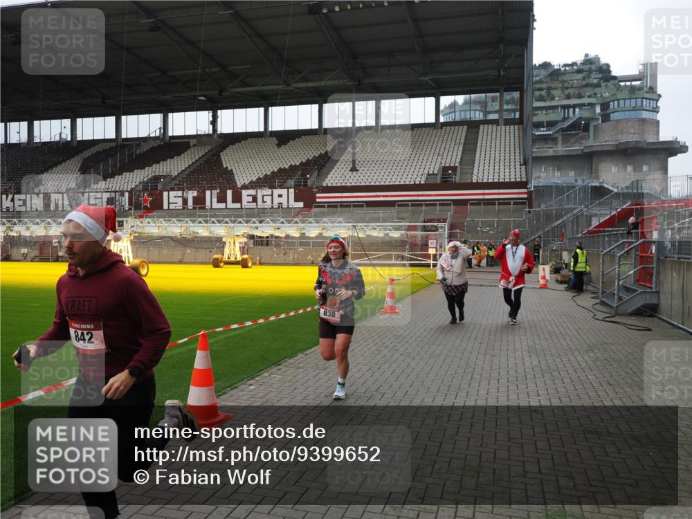 07.12.2025 - St. Pauli X-Mass-Run No. 15 Fabian Wolf http://msf.ph/oto/9399652 07.12.2025 11:02:00 Ziel 95, 837, 838, 842, 851, 1416, 1637, 1640, 2576 meine-sportfotos.de