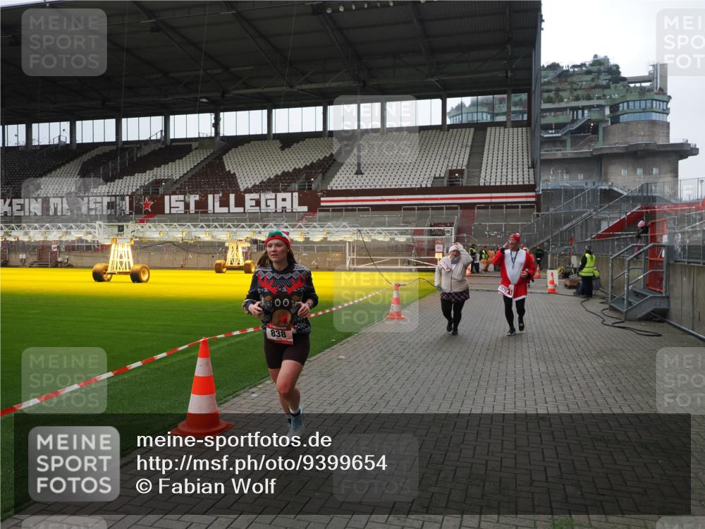 07.12.2025 - St. Pauli X-Mass-Run No. 15 Fabian Wolf http://msf.ph/oto/9399654 07.12.2025 11:02:00 Ziel 95, 837, 838, 842, 851, 1416, 1637, 1640, 2576 meine-sportfotos.de