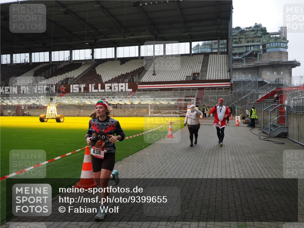 07.12.2025 - St. Pauli X-Mass-Run No. 15 Fabian Wolf http://msf.ph/oto/9399655 07.12.2025 11:02:00 Ziel 95, 837, 838, 842, 851, 1416, 1637, 1640, 2576 meine-sportfotos.de