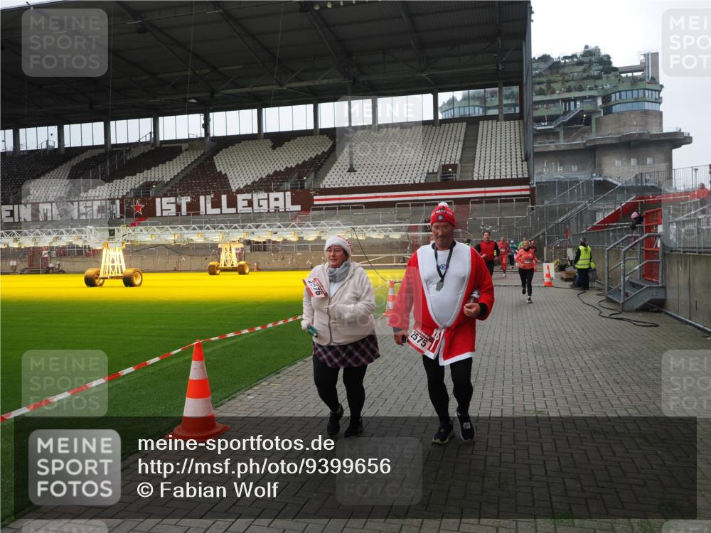 07.12.2025 - St. Pauli X-Mass-Run No. 15 Fabian Wolf http://msf.ph/oto/9399656 07.12.2025 11:02:03 Ziel 95, 837, 838, 842, 851, 1143, 1416, 2576 meine-sportfotos.de