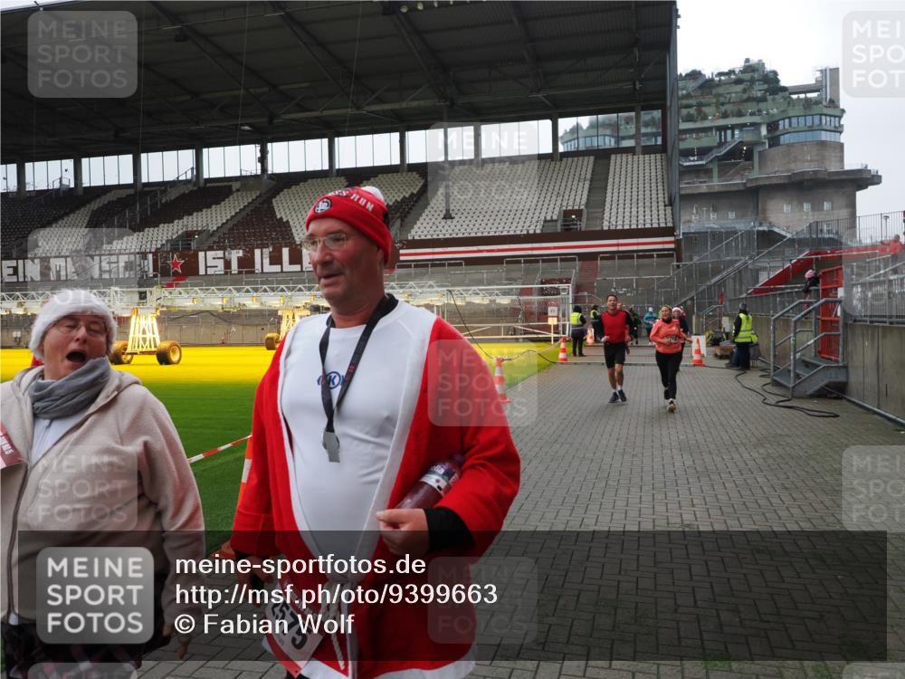 07.12.2025 - St. Pauli X-Mass-Run No. 15 Fabian Wolf http://msf.ph/oto/9399663 07.12.2025 11:02:05 Ziel 95, 193, 837, 838, 842, 847, 851, 1143, 1416, 2576 meine-sportfotos.de