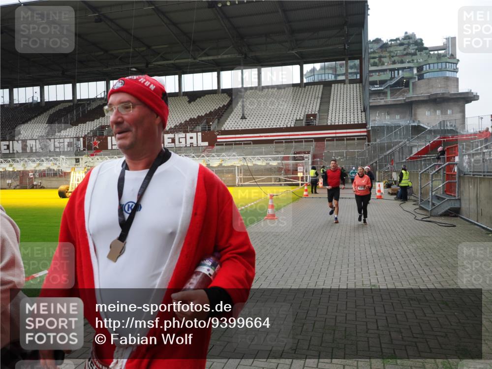 07.12.2025 - St. Pauli X-Mass-Run No. 15 Fabian Wolf http://msf.ph/oto/9399664 07.12.2025 11:02:05 Ziel 95, 193, 837, 838, 842, 847, 851, 1143, 1416, 2576 meine-sportfotos.de