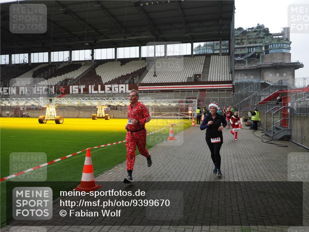 07.12.2025 - St. Pauli X-Mass-Run No. 15 Fabian Wolf http://msf.ph/oto/9399670 07.12.2025 11:02:10 Ziel 95, 193, 314, 317, 837, 838, 842, 847, 851, 1143, 1416, 1611, 2329, 2576 meine-sportfotos.de