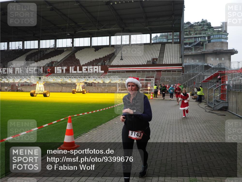 07.12.2025 - St. Pauli X-Mass-Run No. 15 Fabian Wolf http://msf.ph/oto/9399676 07.12.2025 11:02:11 Ziel 95, 193, 314, 317, 837, 838, 842, 847, 851, 1143, 1416, 1611, 2329, 2576 meine-sportfotos.de