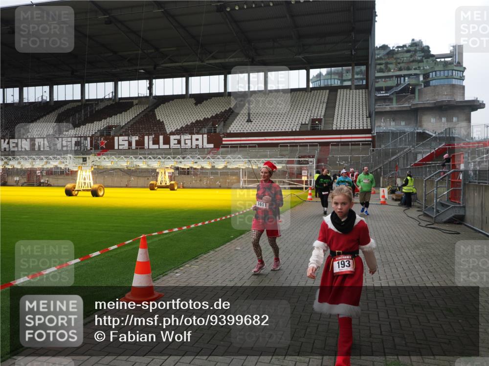 07.12.2025 - St. Pauli X-Mass-Run No. 15 Fabian Wolf http://msf.ph/oto/9399682 07.12.2025 11:02:15 Ziel 95, 193, 314, 317, 847, 1143, 1416, 1611, 2329, 2519, 2520 meine-sportfotos.de