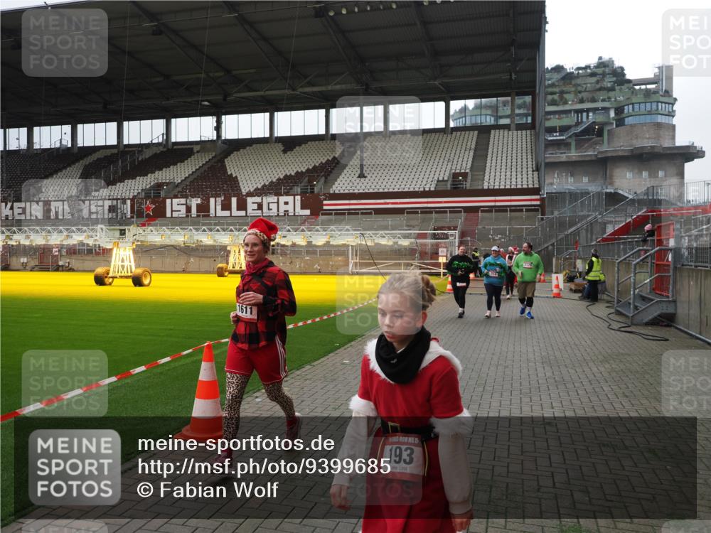 07.12.2025 - St. Pauli X-Mass-Run No. 15 Fabian Wolf http://msf.ph/oto/9399685 07.12.2025 11:02:15 Ziel 95, 193, 314, 317, 847, 1143, 1416, 1611, 2329, 2519, 2520 meine-sportfotos.de