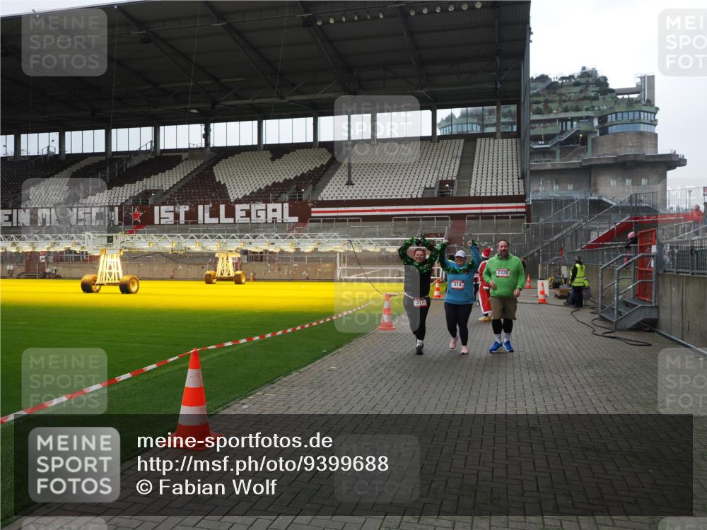 07.12.2025 - St. Pauli X-Mass-Run No. 15 Fabian Wolf http://msf.ph/oto/9399688 07.12.2025 11:02:18 Ziel 95, 193, 314, 317, 847, 1143, 1416, 1611, 2329, 2519, 2520 meine-sportfotos.de