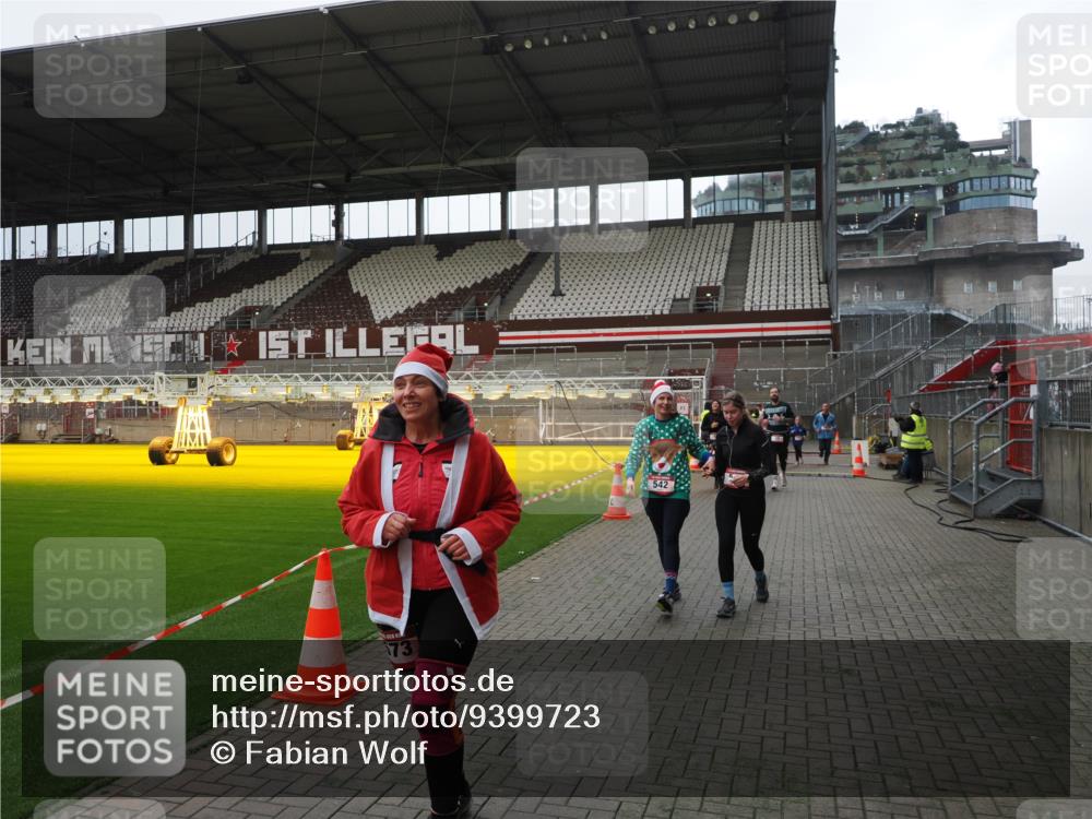 07.12.2025 - St. Pauli X-Mass-Run No. 15 Fabian Wolf http://msf.ph/oto/9399723 07.12.2025 11:02:30 Ziel 20, 25, 542, 547, 747, 749, 751, 2519, 2520 meine-sportfotos.de