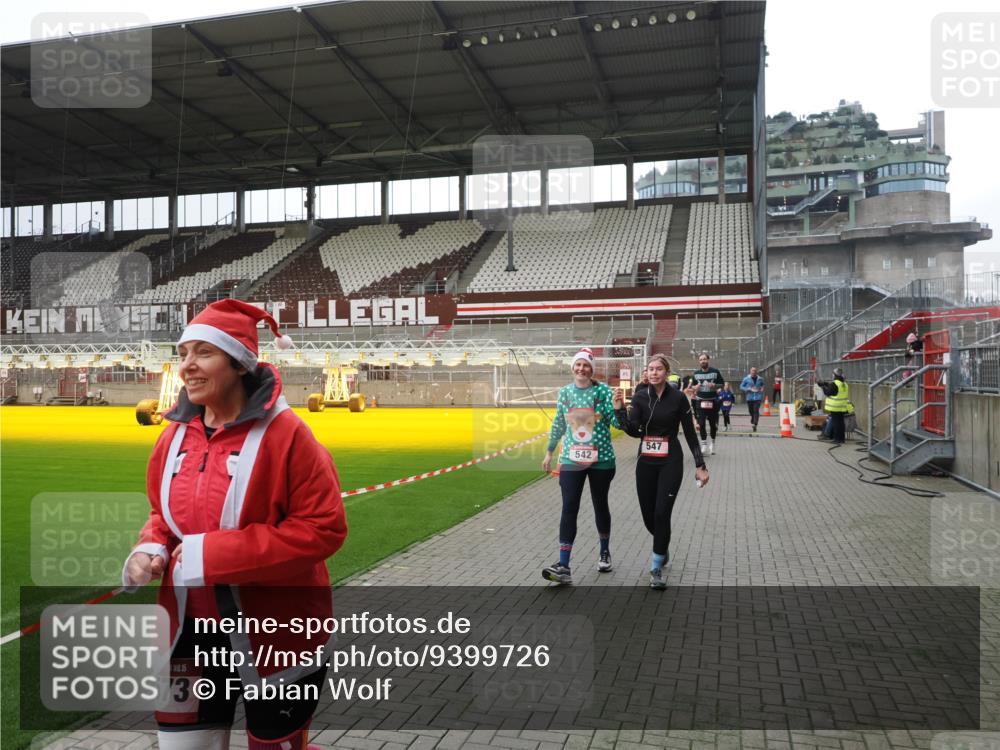 07.12.2025 - St. Pauli X-Mass-Run No. 15 Fabian Wolf http://msf.ph/oto/9399726 07.12.2025 11:02:31 Ziel 20, 25, 542, 547, 746, 747, 749, 751, 2519, 2520 meine-sportfotos.de