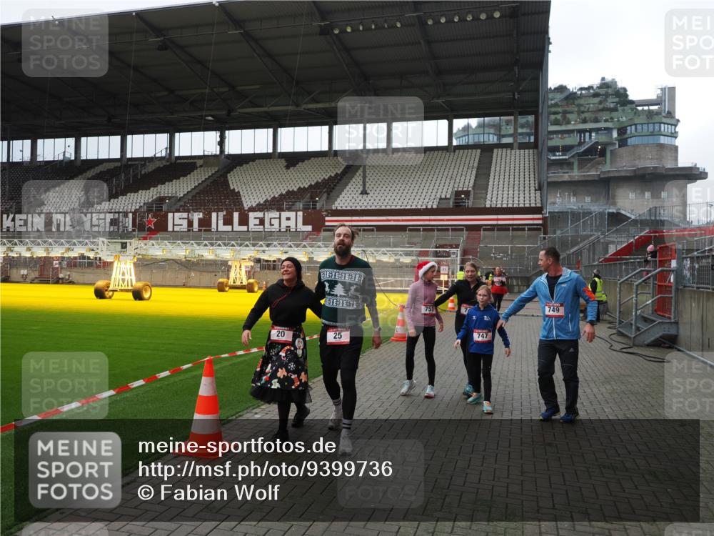 07.12.2025 - St. Pauli X-Mass-Run No. 15 Fabian Wolf http://msf.ph/oto/9399736 07.12.2025 11:02:38 Ziel 20, 25, 542, 547, 746, 747, 749, 751, 1063 meine-sportfotos.de