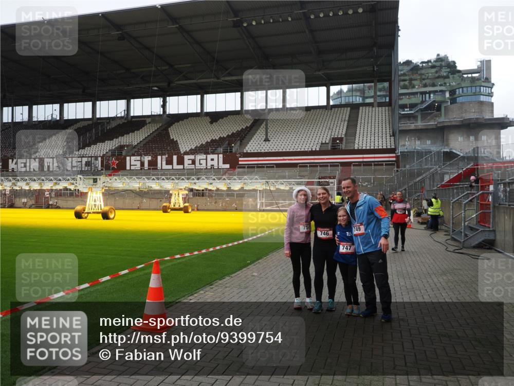 07.12.2025 - St. Pauli X-Mass-Run No. 15 Fabian Wolf http://msf.ph/oto/9399754 07.12.2025 11:02:43 Ziel 20, 25, 746, 747, 749, 751, 1063 meine-sportfotos.de