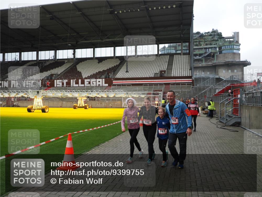 07.12.2025 - St. Pauli X-Mass-Run No. 15 Fabian Wolf http://msf.ph/oto/9399755 07.12.2025 11:02:43 Ziel 20, 25, 746, 747, 749, 751, 1063 meine-sportfotos.de
