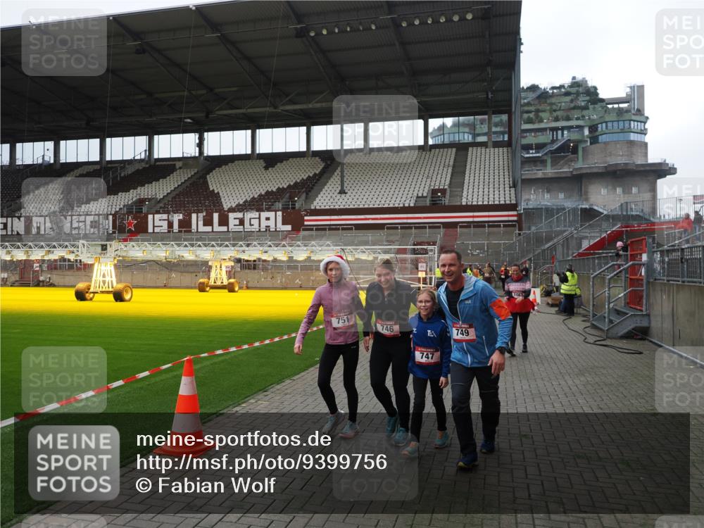 07.12.2025 - St. Pauli X-Mass-Run No. 15 Fabian Wolf http://msf.ph/oto/9399756 07.12.2025 11:02:44 Ziel 20, 25, 746, 747, 749, 751, 1063 meine-sportfotos.de