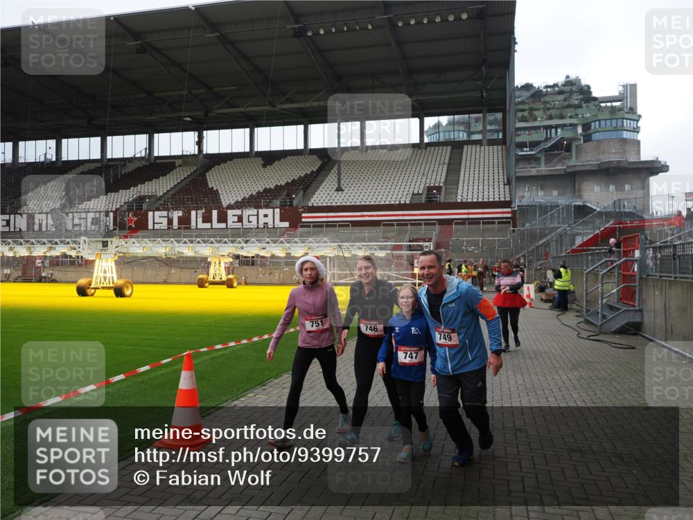 07.12.2025 - St. Pauli X-Mass-Run No. 15 Fabian Wolf http://msf.ph/oto/9399757 07.12.2025 11:02:44 Ziel 20, 25, 746, 747, 749, 751, 1063 meine-sportfotos.de
