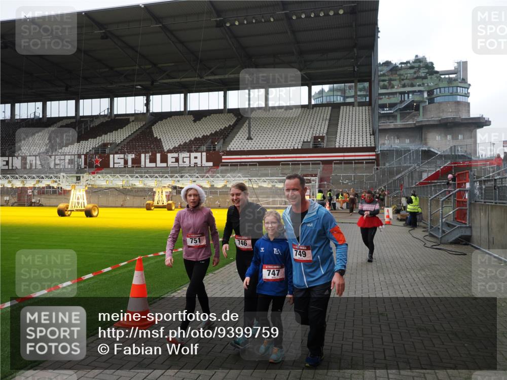 07.12.2025 - St. Pauli X-Mass-Run No. 15 Fabian Wolf http://msf.ph/oto/9399759 07.12.2025 11:02:44 Ziel 20, 25, 746, 747, 749, 751, 1063 meine-sportfotos.de