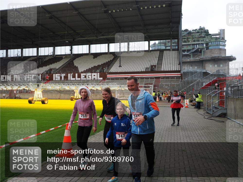 07.12.2025 - St. Pauli X-Mass-Run No. 15 Fabian Wolf http://msf.ph/oto/9399760 07.12.2025 11:02:44 Ziel 20, 25, 746, 747, 749, 751, 1063 meine-sportfotos.de