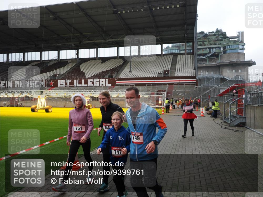 07.12.2025 - St. Pauli X-Mass-Run No. 15 Fabian Wolf http://msf.ph/oto/9399761 07.12.2025 11:02:45 Ziel 20, 25, 746, 747, 749, 751, 997, 1063 meine-sportfotos.de