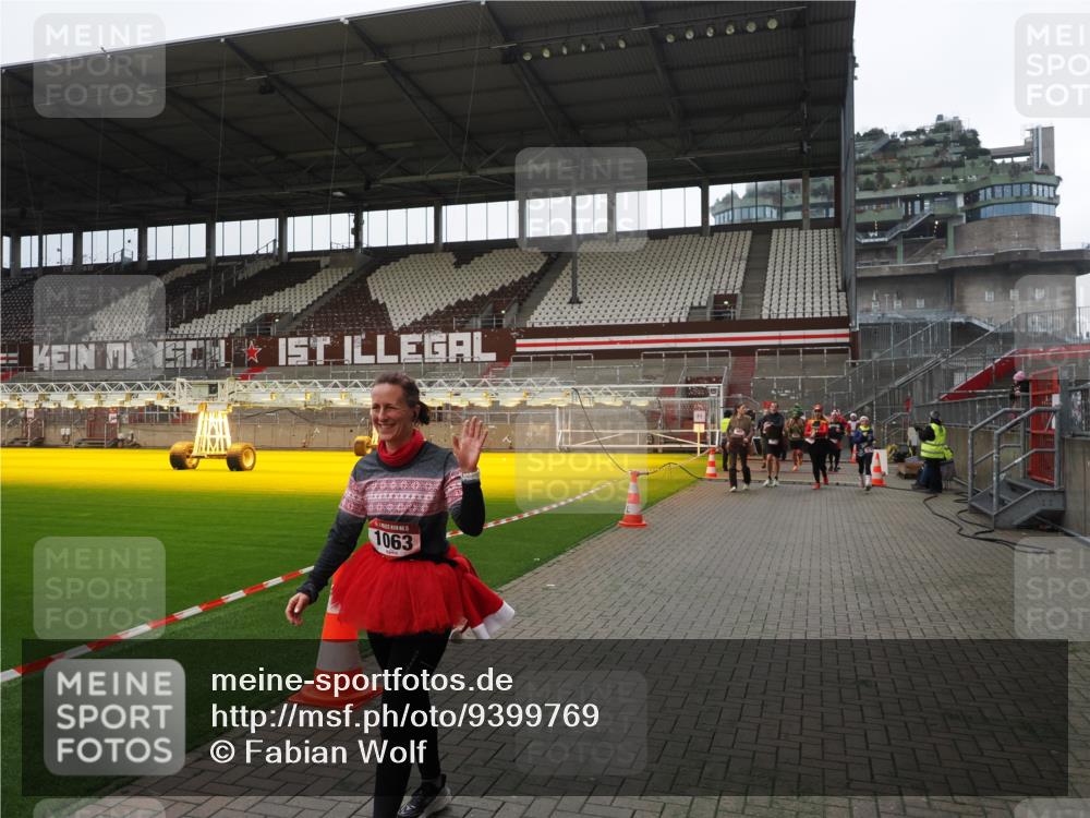 07.12.2025 - St. Pauli X-Mass-Run No. 15 Fabian Wolf http://msf.ph/oto/9399769 07.12.2025 11:02:49 Ziel 151, 160, 502, 574, 746, 747, 749, 751, 880, 953, 997, 1063, 1102 meine-sportfotos.de