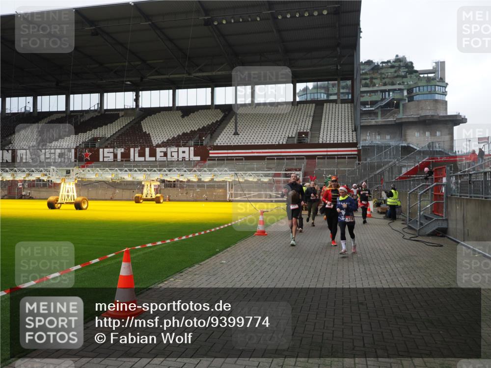 07.12.2025 - St. Pauli X-Mass-Run No. 15 Fabian Wolf http://msf.ph/oto/9399774 07.12.2025 11:02:52 Ziel 151, 160, 502, 574, 602, 612, 875, 880, 953, 997, 1063, 1102, 4809 meine-sportfotos.de