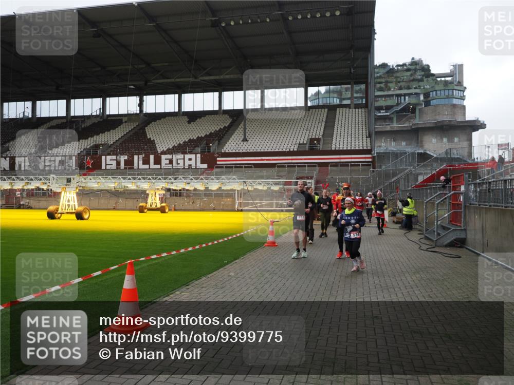 07.12.2025 - St. Pauli X-Mass-Run No. 15 Fabian Wolf http://msf.ph/oto/9399775 07.12.2025 11:02:52 Ziel 151, 160, 502, 574, 602, 612, 875, 880, 953, 997, 1063, 1102, 4809 meine-sportfotos.de