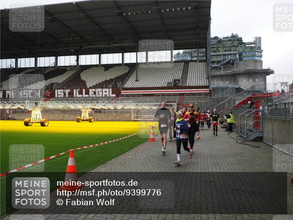 07.12.2025 - St. Pauli X-Mass-Run No. 15 Fabian Wolf http://msf.ph/oto/9399776 07.12.2025 11:02:53 Ziel 151, 160, 502, 574, 599, 602, 612, 875, 880, 953, 997, 1063, 1102, 4809 meine-sportfotos.de