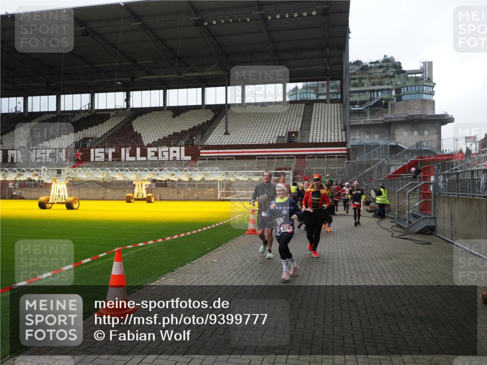 07.12.2025 - St. Pauli X-Mass-Run No. 15 Fabian Wolf http://msf.ph/oto/9399777 07.12.2025 11:02:53 Ziel 151, 160, 502, 574, 599, 602, 612, 875, 880, 953, 997, 1063, 1102, 4809 meine-sportfotos.de