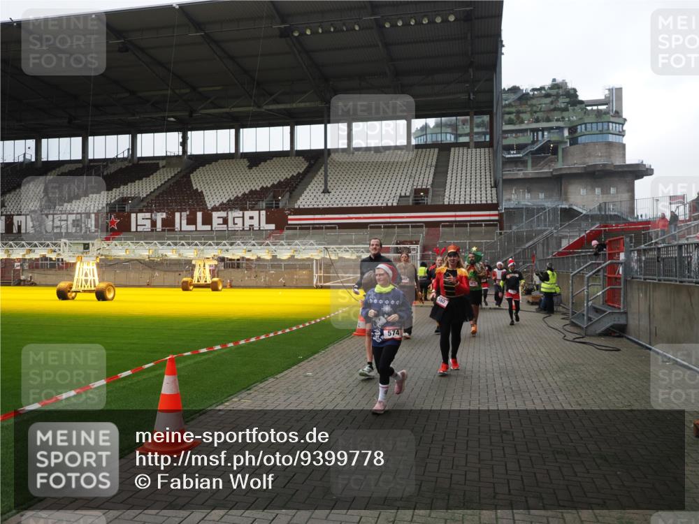 07.12.2025 - St. Pauli X-Mass-Run No. 15 Fabian Wolf http://msf.ph/oto/9399778 07.12.2025 11:02:53 Ziel 151, 160, 502, 574, 599, 602, 612, 875, 880, 953, 997, 1063, 1102, 4809 meine-sportfotos.de