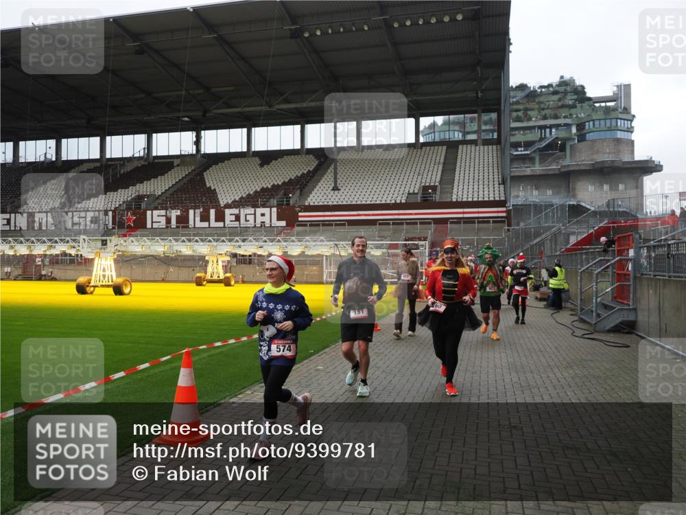 07.12.2025 - St. Pauli X-Mass-Run No. 15 Fabian Wolf http://msf.ph/oto/9399781 07.12.2025 11:02:54 Ziel 151, 160, 502, 574, 599, 602, 612, 875, 880, 953, 997, 1063, 1102, 4809 meine-sportfotos.de