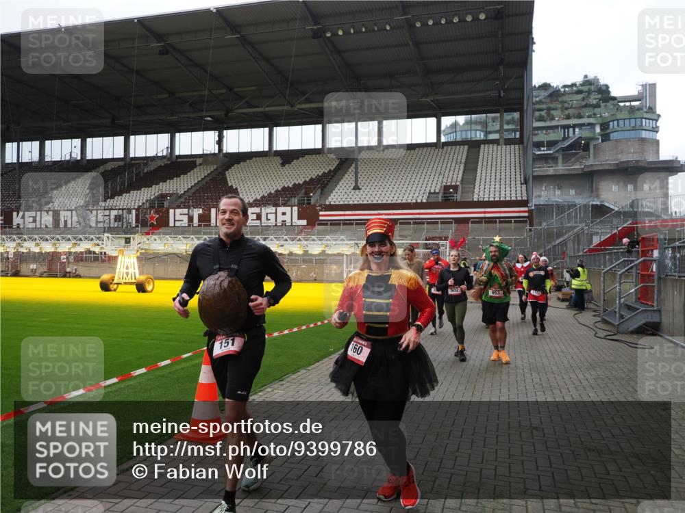 07.12.2025 - St. Pauli X-Mass-Run No. 15 Fabian Wolf http://msf.ph/oto/9399786 07.12.2025 11:02:55 Ziel 151, 160, 502, 574, 599, 602, 612, 875, 880, 953, 997, 1063, 1102, 4809 meine-sportfotos.de