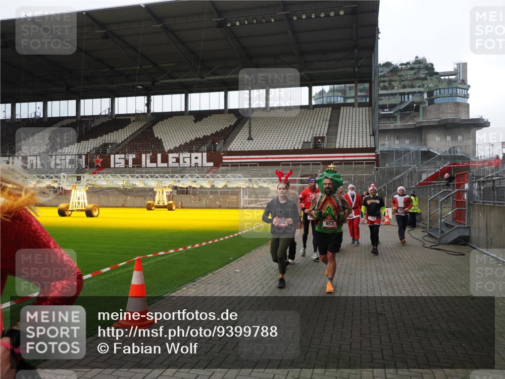 07.12.2025 - St. Pauli X-Mass-Run No. 15 Fabian Wolf http://msf.ph/oto/9399788 07.12.2025 11:02:56 Ziel 151, 160, 502, 574, 599, 602, 612, 875, 880, 953, 997, 1063, 1102, 4809 meine-sportfotos.de