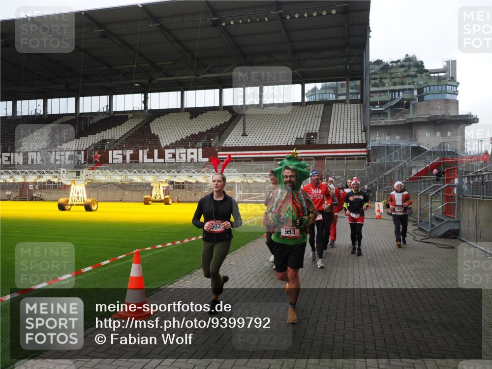 07.12.2025 - St. Pauli X-Mass-Run No. 15 Fabian Wolf http://msf.ph/oto/9399792 07.12.2025 11:02:57 Ziel 151, 160, 502, 574, 599, 602, 612, 875, 880, 953, 997, 1102, 4809 meine-sportfotos.de