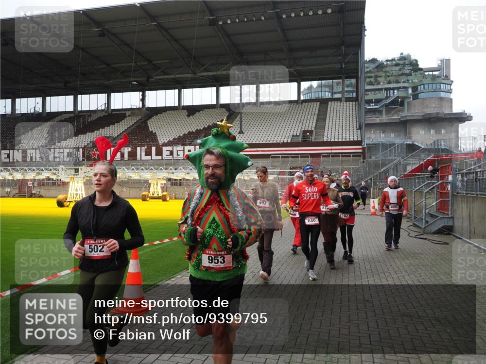 07.12.2025 - St. Pauli X-Mass-Run No. 15 Fabian Wolf http://msf.ph/oto/9399795 07.12.2025 11:02:58 Ziel 151, 160, 502, 574, 599, 602, 612, 875, 880, 953, 997, 1102, 1644, 1668, 1670, 4809 meine-sportfotos.de