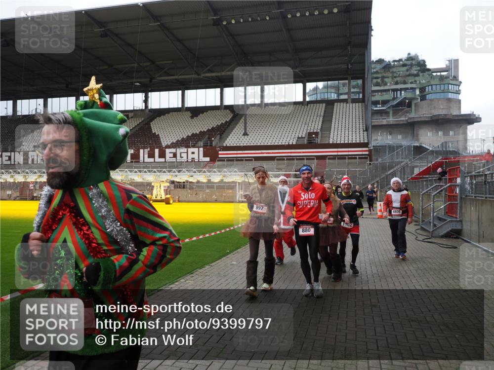 07.12.2025 - St. Pauli X-Mass-Run No. 15 Fabian Wolf http://msf.ph/oto/9399797 07.12.2025 11:02:58 Ziel 151, 160, 502, 574, 599, 602, 612, 875, 880, 953, 997, 1102, 1644, 1668, 1670, 4809 meine-sportfotos.de