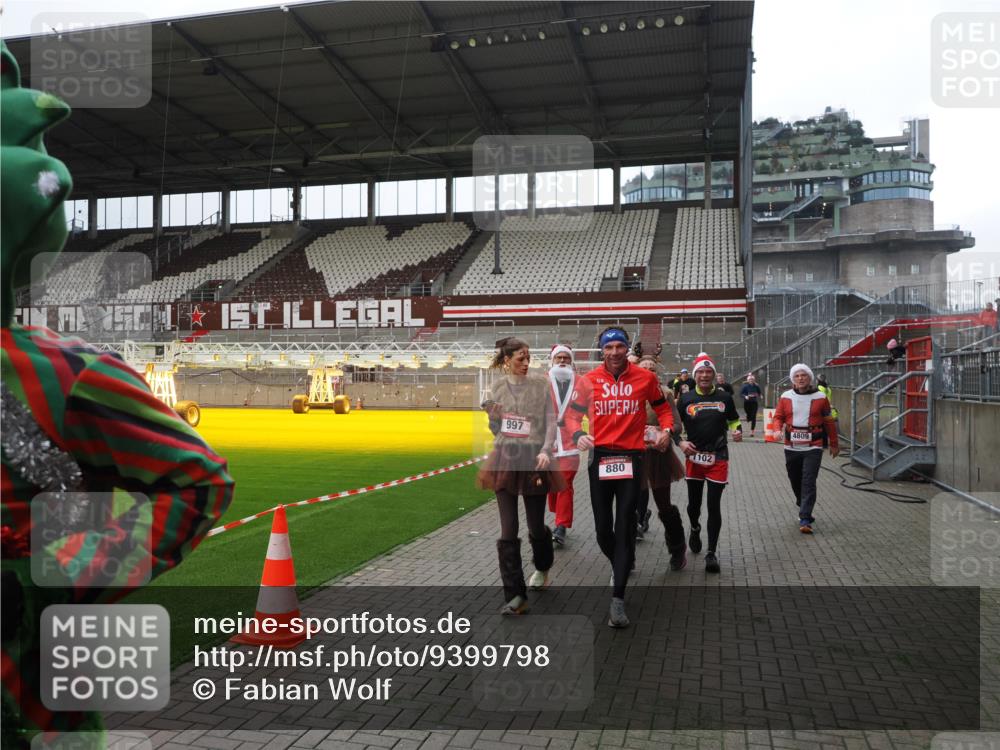 07.12.2025 - St. Pauli X-Mass-Run No. 15 Fabian Wolf http://msf.ph/oto/9399798 07.12.2025 11:02:58 Ziel 151, 160, 502, 574, 599, 602, 612, 875, 880, 953, 997, 1102, 1644, 1668, 1670, 4809 meine-sportfotos.de