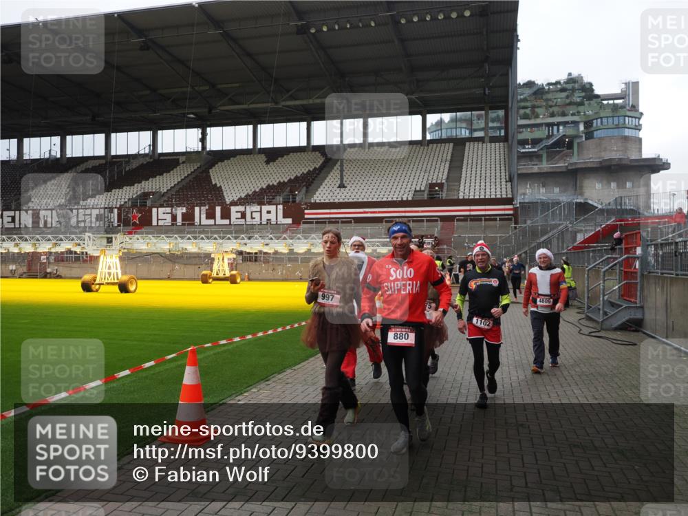 07.12.2025 - St. Pauli X-Mass-Run No. 15 Fabian Wolf http://msf.ph/oto/9399800 07.12.2025 11:02:59 Ziel 151, 160, 502, 574, 599, 602, 612, 875, 880, 953, 997, 1102, 1644, 1668, 1670, 4809 meine-sportfotos.de
