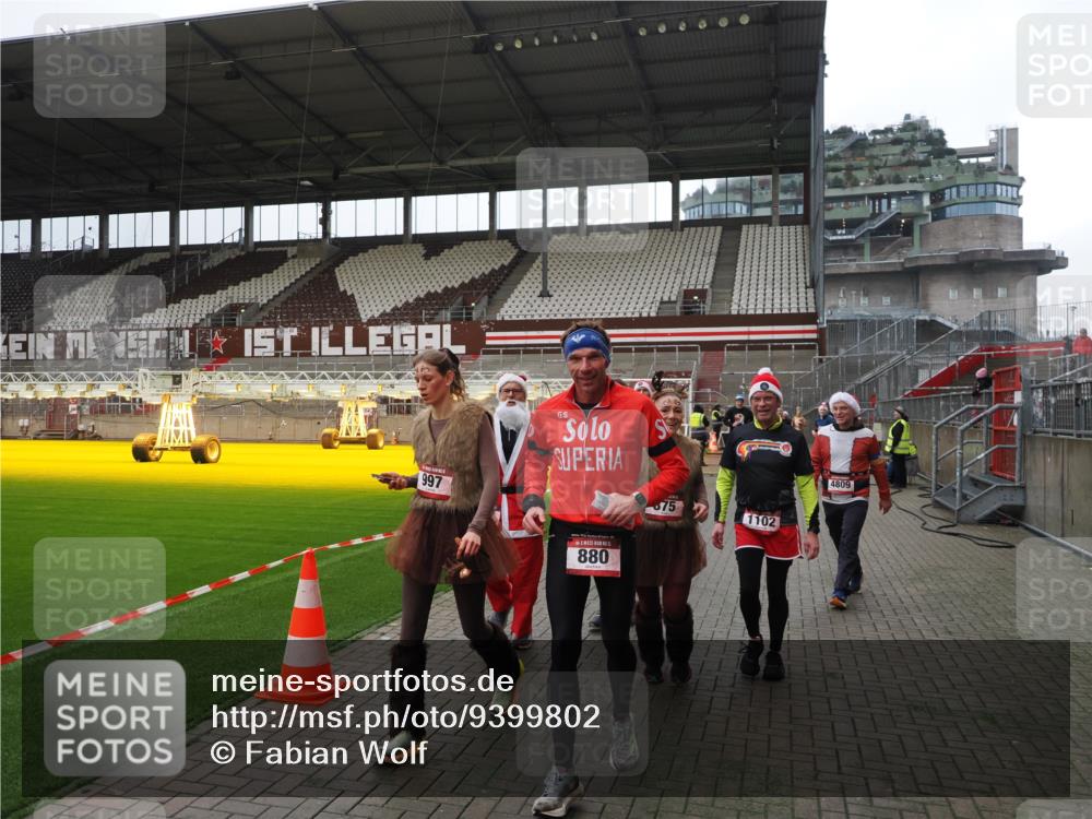 07.12.2025 - St. Pauli X-Mass-Run No. 15 Fabian Wolf http://msf.ph/oto/9399802 07.12.2025 11:02:59 Ziel 151, 160, 502, 574, 599, 602, 612, 875, 880, 953, 997, 1102, 1644, 1668, 1670, 4809 meine-sportfotos.de