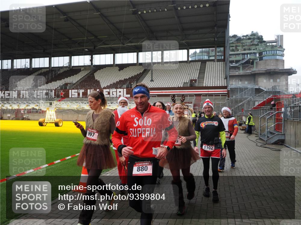 07.12.2025 - St. Pauli X-Mass-Run No. 15 Fabian Wolf http://msf.ph/oto/9399804 07.12.2025 11:03:00 Ziel 151, 160, 502, 574, 599, 602, 612, 875, 880, 953, 997, 1102, 1644, 1668, 1670, 4809 meine-sportfotos.de