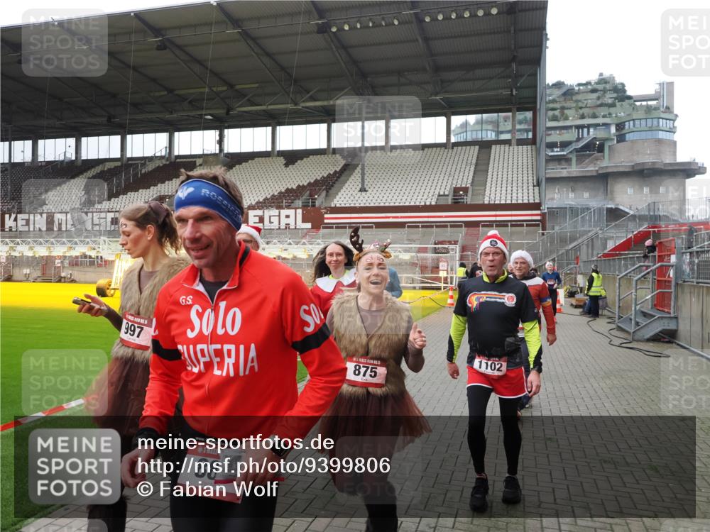 07.12.2025 - St. Pauli X-Mass-Run No. 15 Fabian Wolf http://msf.ph/oto/9399806 07.12.2025 11:03:00 Ziel 151, 160, 502, 574, 599, 602, 612, 875, 880, 953, 997, 1102, 1644, 1668, 1670, 4809 meine-sportfotos.de