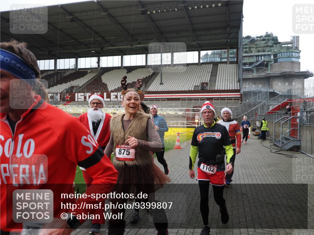 07.12.2025 - St. Pauli X-Mass-Run No. 15 Fabian Wolf http://msf.ph/oto/9399807 07.12.2025 11:03:01 Ziel 151, 160, 502, 574, 599, 602, 612, 875, 880, 953, 997, 1102, 1644, 1668, 1670, 4809 meine-sportfotos.de