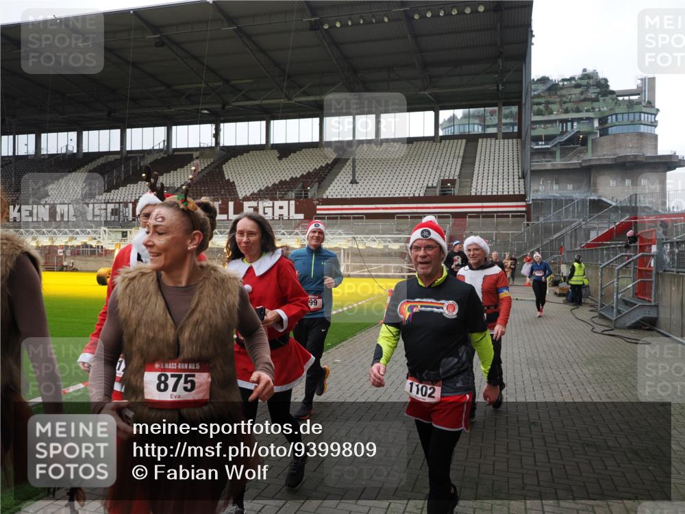 07.12.2025 - St. Pauli X-Mass-Run No. 15 Fabian Wolf http://msf.ph/oto/9399809 07.12.2025 11:03:01 Ziel 151, 160, 502, 574, 599, 602, 612, 875, 880, 953, 997, 1102, 1644, 1668, 1670, 4809 meine-sportfotos.de