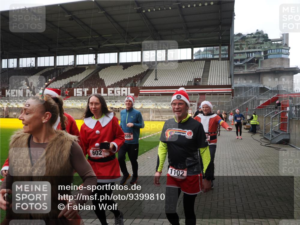 07.12.2025 - St. Pauli X-Mass-Run No. 15 Fabian Wolf http://msf.ph/oto/9399810 07.12.2025 11:03:01 Ziel 151, 160, 502, 574, 599, 602, 612, 875, 880, 953, 997, 1102, 1644, 1668, 1670, 4809 meine-sportfotos.de