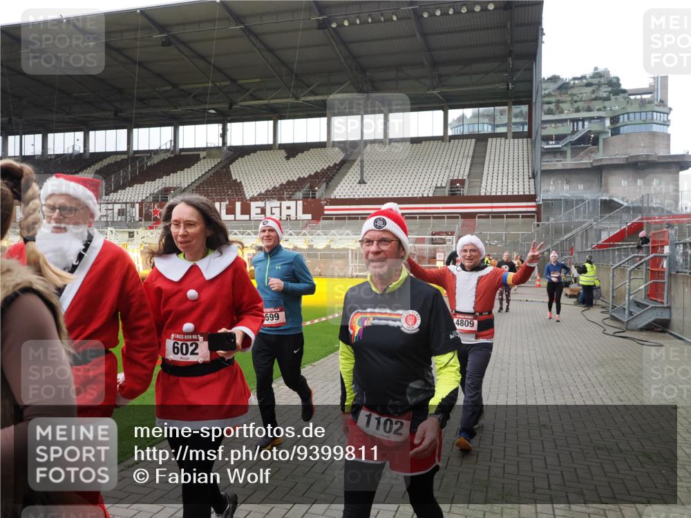 07.12.2025 - St. Pauli X-Mass-Run No. 15 Fabian Wolf http://msf.ph/oto/9399811 07.12.2025 11:03:01 Ziel 151, 160, 502, 574, 599, 602, 612, 875, 880, 953, 997, 1102, 1644, 1668, 1670, 4809 meine-sportfotos.de