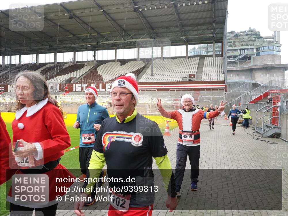 07.12.2025 - St. Pauli X-Mass-Run No. 15 Fabian Wolf http://msf.ph/oto/9399813 07.12.2025 11:03:02 Ziel 151, 160, 502, 574, 599, 602, 612, 875, 880, 953, 997, 1102, 1139, 1385, 1644, 1668, 1670, 4809 meine-sportfotos.de