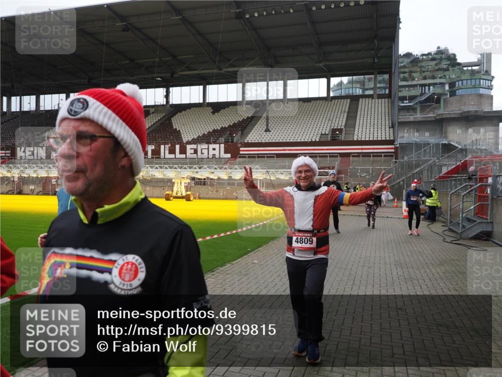 07.12.2025 - St. Pauli X-Mass-Run No. 15 Fabian Wolf http://msf.ph/oto/9399815 07.12.2025 11:03:02 Ziel 151, 160, 502, 574, 599, 602, 612, 875, 880, 953, 997, 1102, 1139, 1385, 1644, 1668, 1670, 4809 meine-sportfotos.de