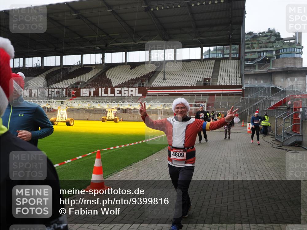 07.12.2025 - St. Pauli X-Mass-Run No. 15 Fabian Wolf http://msf.ph/oto/9399816 07.12.2025 11:03:02 Ziel 151, 160, 502, 574, 599, 602, 612, 875, 880, 953, 997, 1102, 1139, 1385, 1644, 1668, 1670, 4809 meine-sportfotos.de