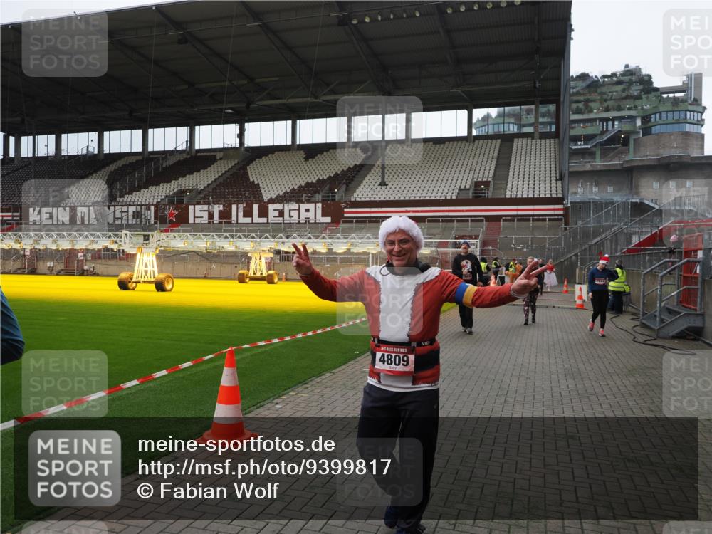 07.12.2025 - St. Pauli X-Mass-Run No. 15 Fabian Wolf http://msf.ph/oto/9399817 07.12.2025 11:03:03 Ziel 151, 160, 502, 574, 599, 602, 612, 875, 880, 953, 997, 1102, 1139, 1385, 1644, 1668, 1670, 4809 meine-sportfotos.de