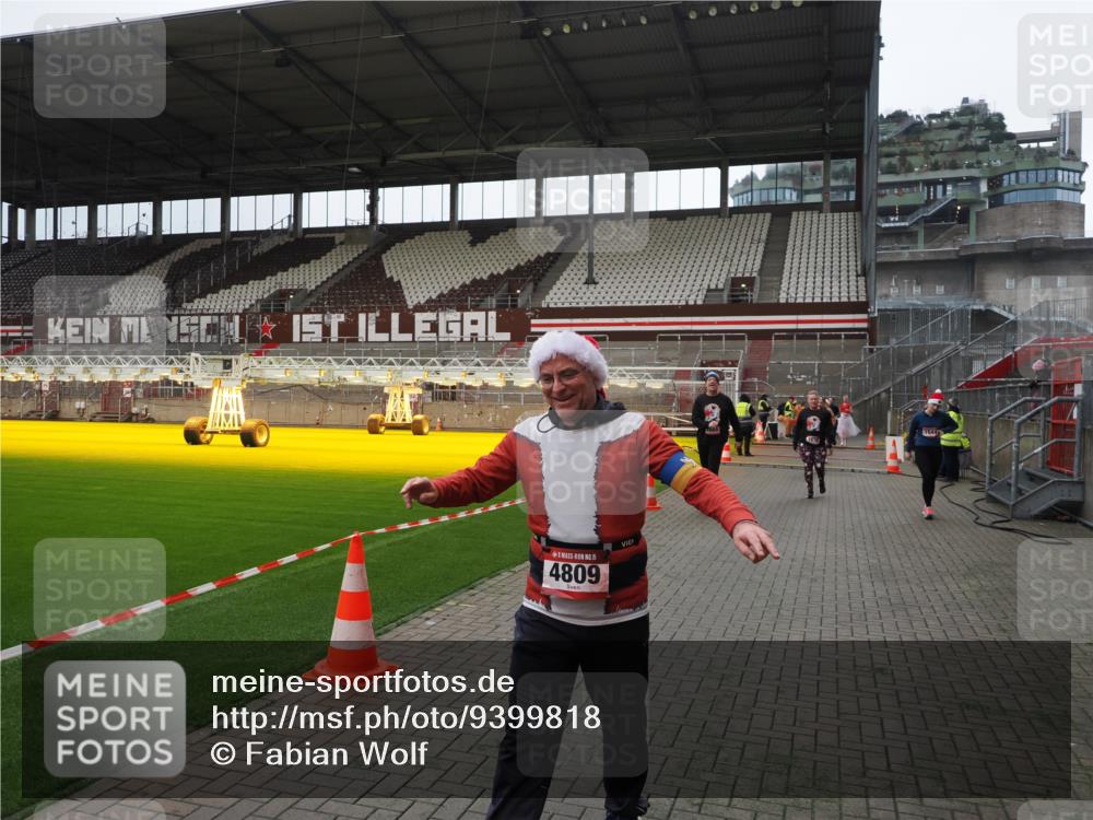 07.12.2025 - St. Pauli X-Mass-Run No. 15 Fabian Wolf http://msf.ph/oto/9399818 07.12.2025 11:03:03 Ziel 151, 160, 502, 574, 599, 602, 612, 875, 880, 953, 997, 1102, 1139, 1385, 1644, 1668, 1670, 4809 meine-sportfotos.de