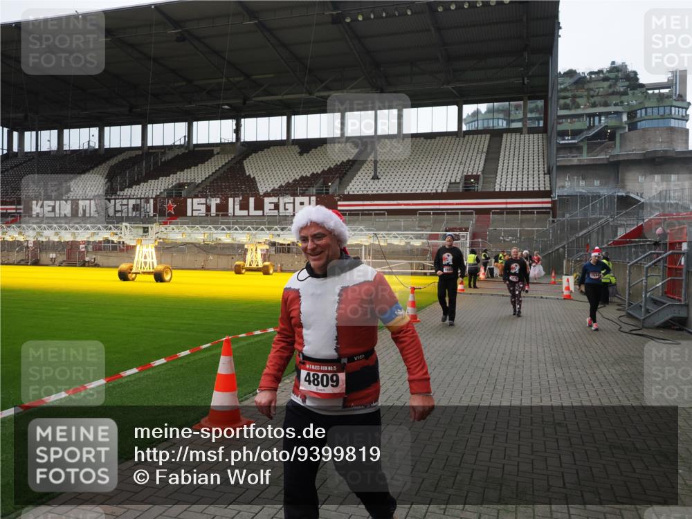 07.12.2025 - St. Pauli X-Mass-Run No. 15 Fabian Wolf http://msf.ph/oto/9399819 07.12.2025 11:03:03 Ziel 151, 160, 502, 574, 599, 602, 612, 875, 880, 953, 997, 1102, 1139, 1385, 1644, 1668, 1670, 4809 meine-sportfotos.de